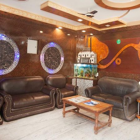 Oyo 343 Pop Life Hotel Banke Exterior foto